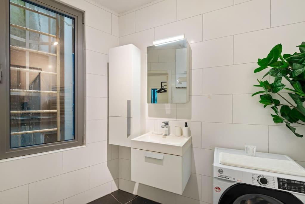 Bright Flat near City Center 24hr Parking