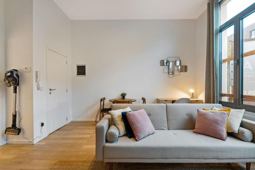 Bright Flat near City Center 24hr Parking
