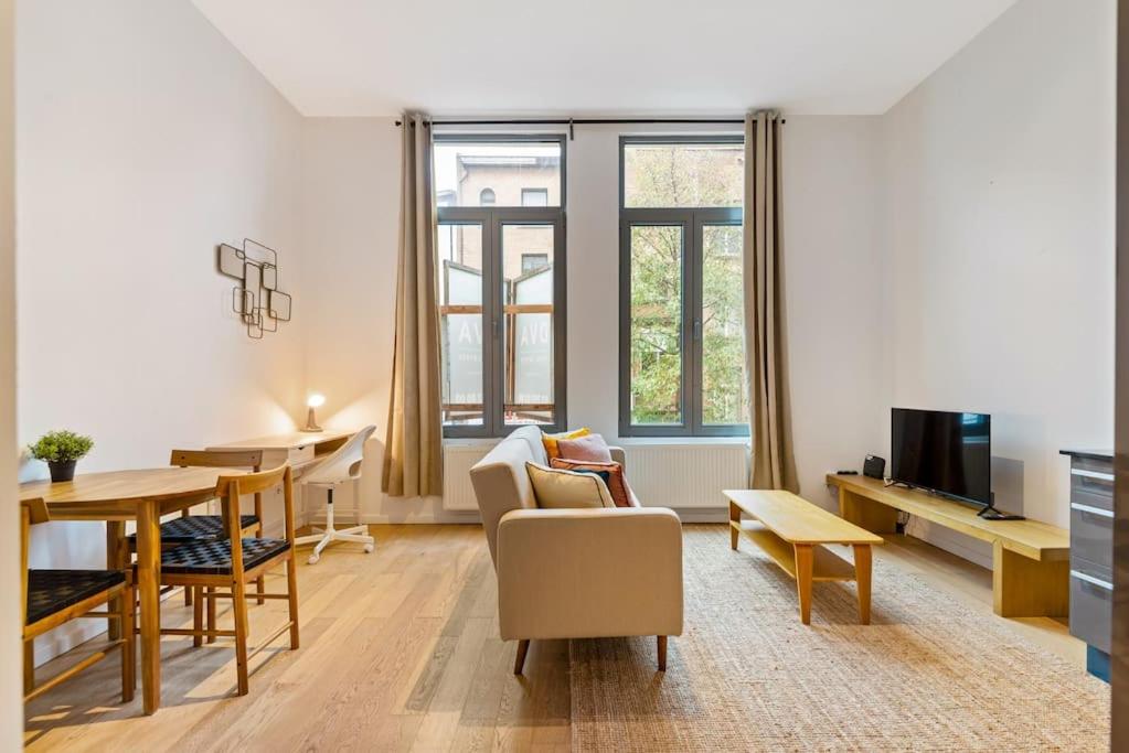 Bright Flat near City Center 24hr Parking