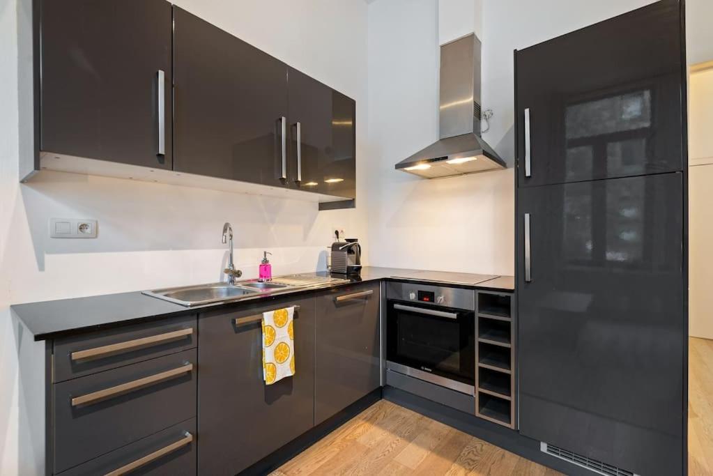 Bright Flat near City Center 24hr Parking