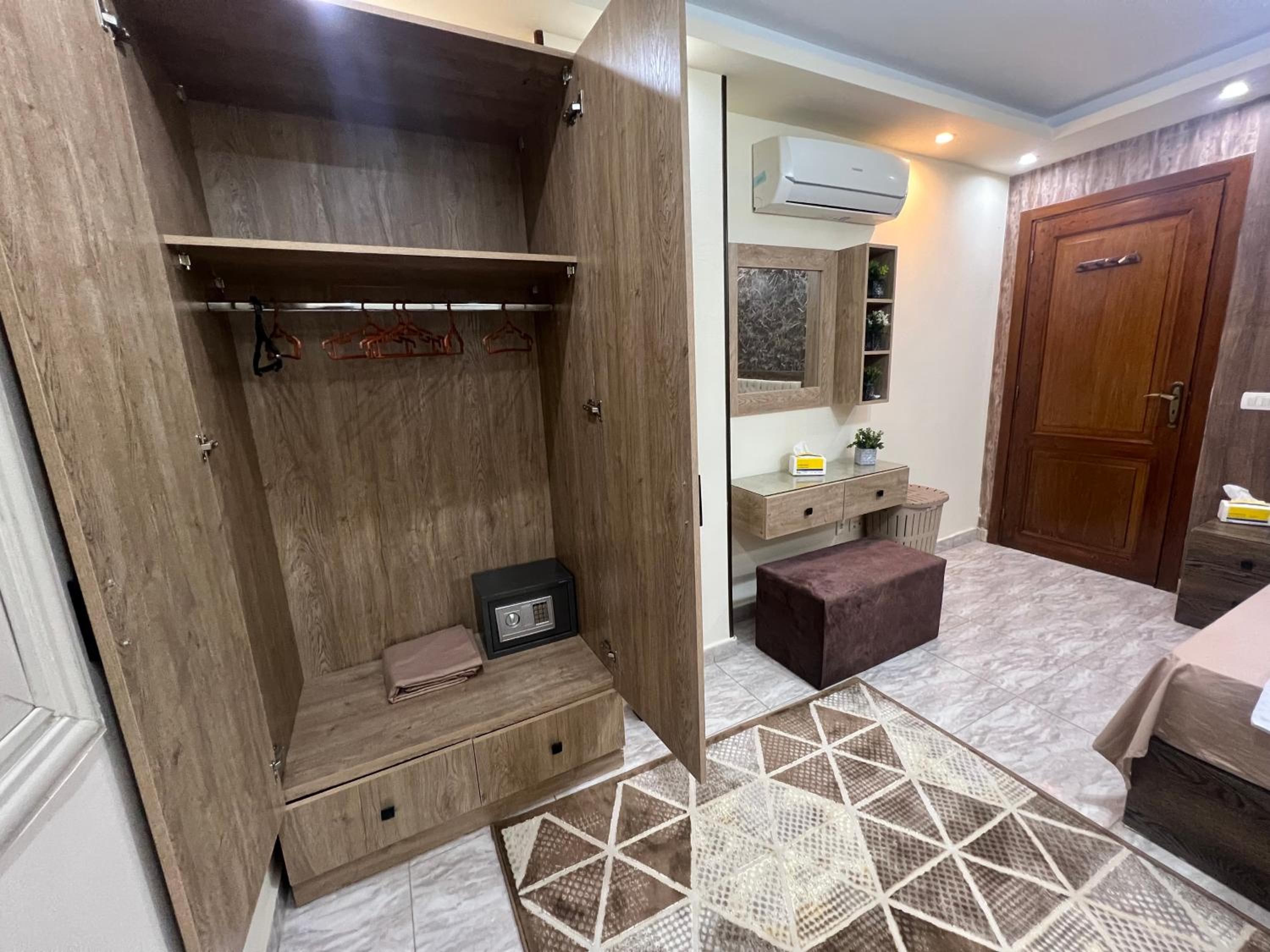 Luxury apartment Downtown Cairo (Amazing, Central)