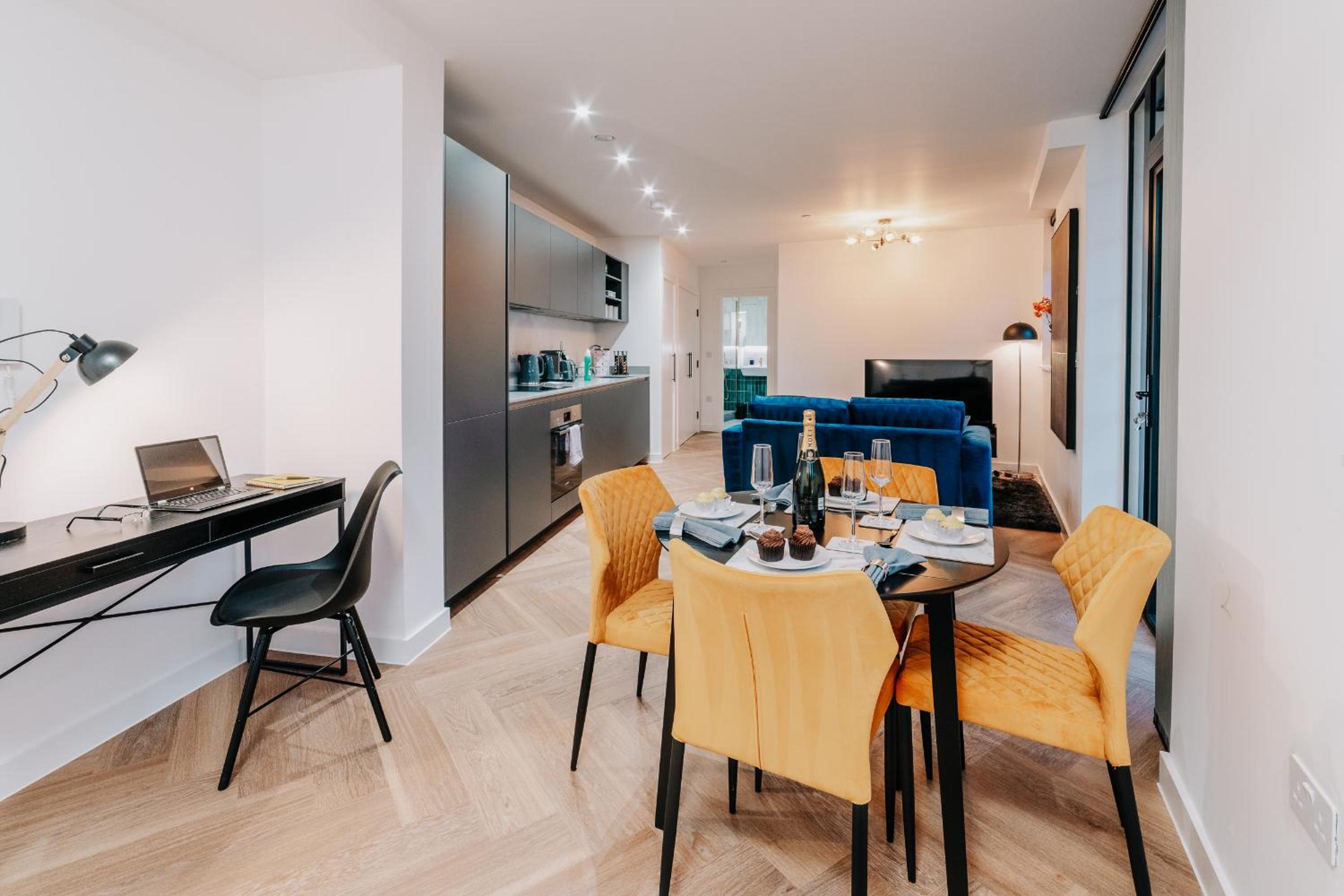 Stunning Industrial Style Gem, City Centre, Balcony canal view, Fast WiFi, Contractors, Families view 3