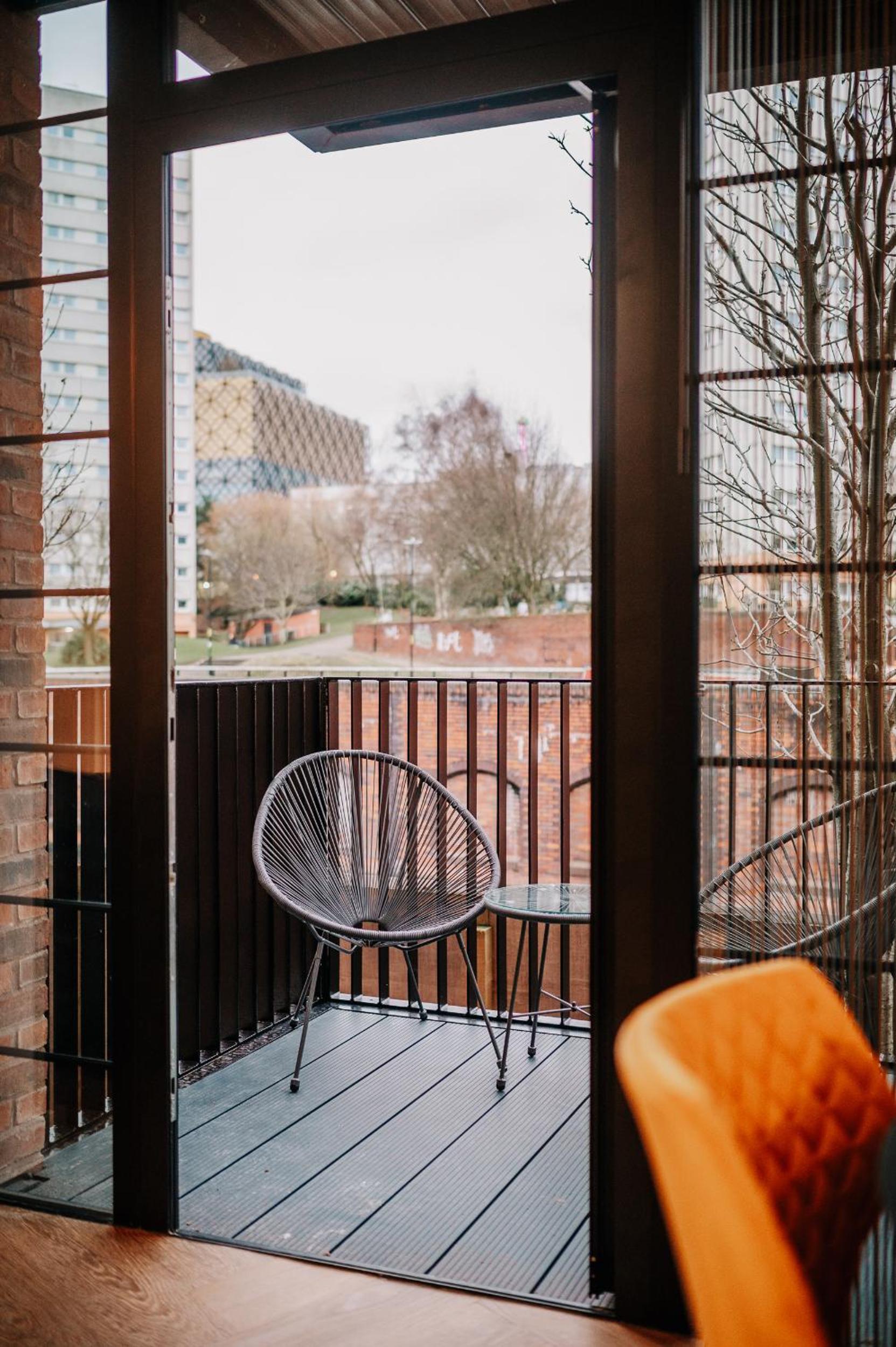 Stunning Industrial Style Gem, City Centre, Balcony canal view, Fast WiFi, Contractors, Families view 5