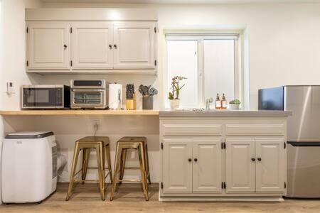 Stay around the corner from the Manhattan Beach Strand - Property Image 2
