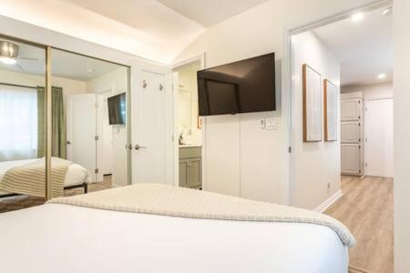 Stay around the corner from the Manhattan Beach Strand - Property Image 5