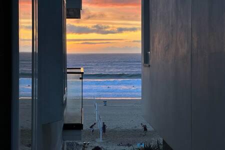 Stay around the corner from the Manhattan Beach Strand - Property Image 7
