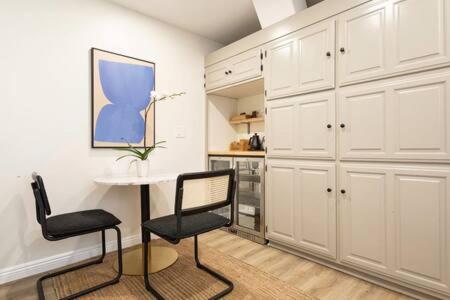 Stay around the corner from the Manhattan Beach Strand - Property Image 9