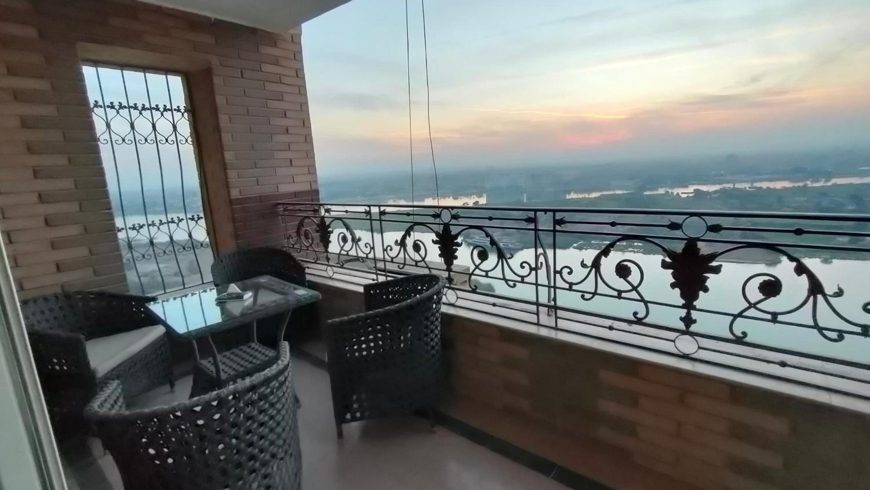 5star apartment View of the Nile and the pyramids on the Nile Corniche