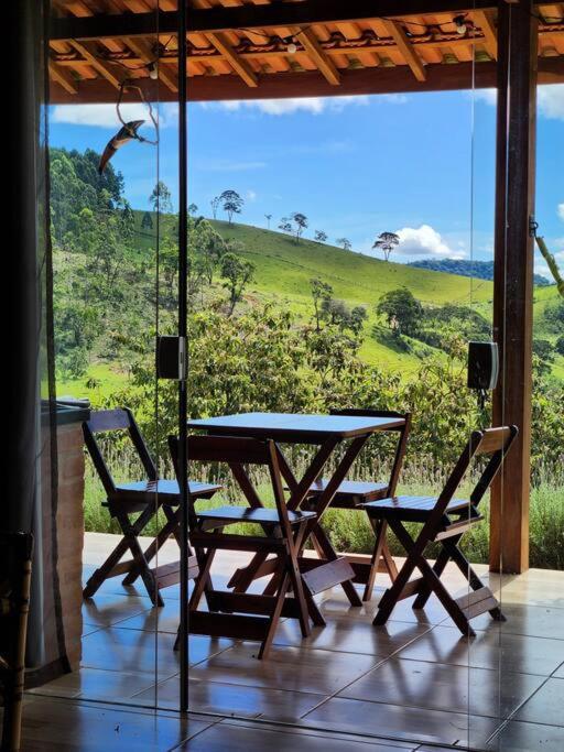Casa Da Floresta Cercada com Piscina