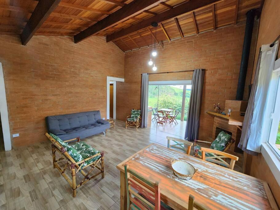 Casa Da Floresta Cercada com Piscina