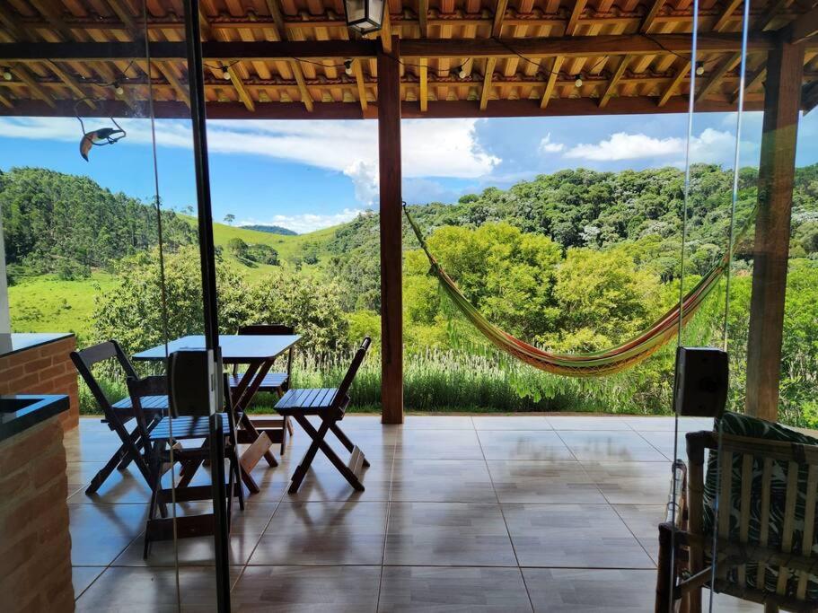 Casa Da Floresta Cercada com Piscina