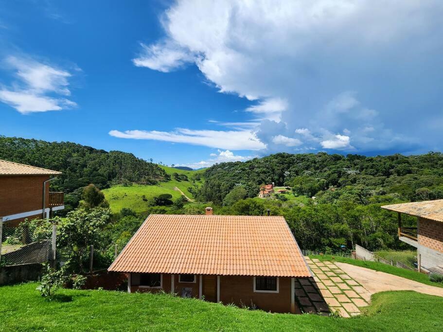 Casa Da Floresta Cercada com Piscina