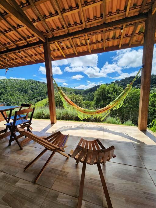 Casa Da Floresta Cercada com Piscina