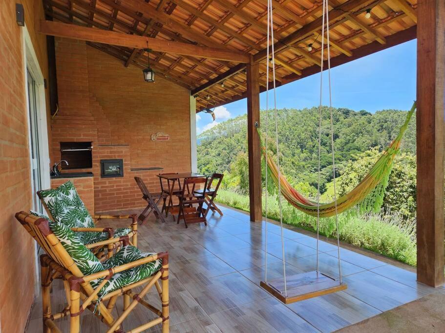 Casa Da Floresta Cercada com Piscina