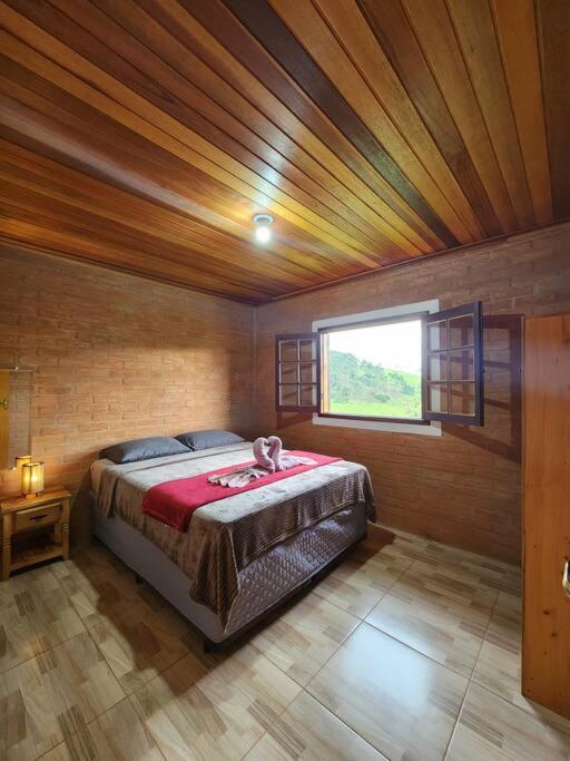 Casa Da Floresta Cercada com Piscina