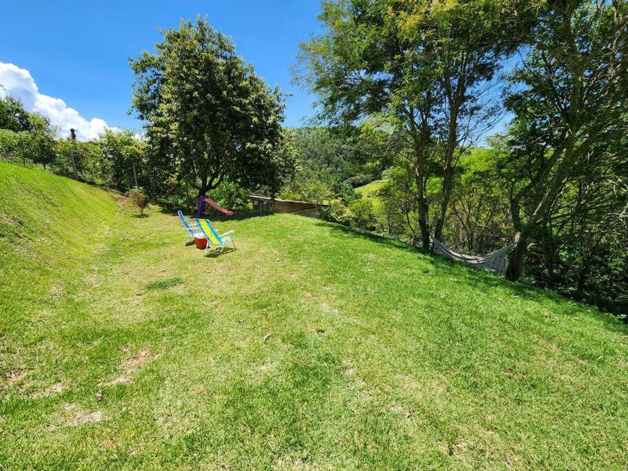 Casa Da Floresta Cercada com Piscina