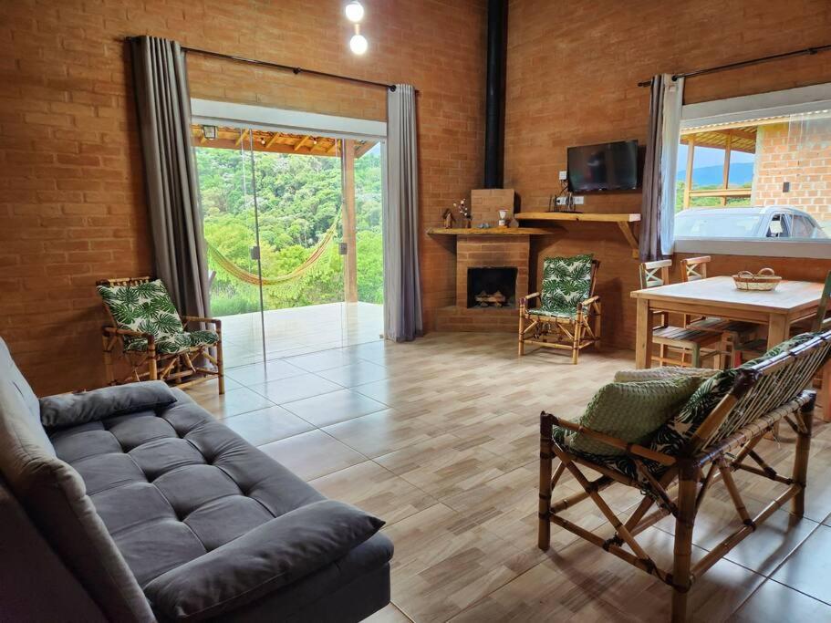 Casa Da Floresta Cercada com Piscina