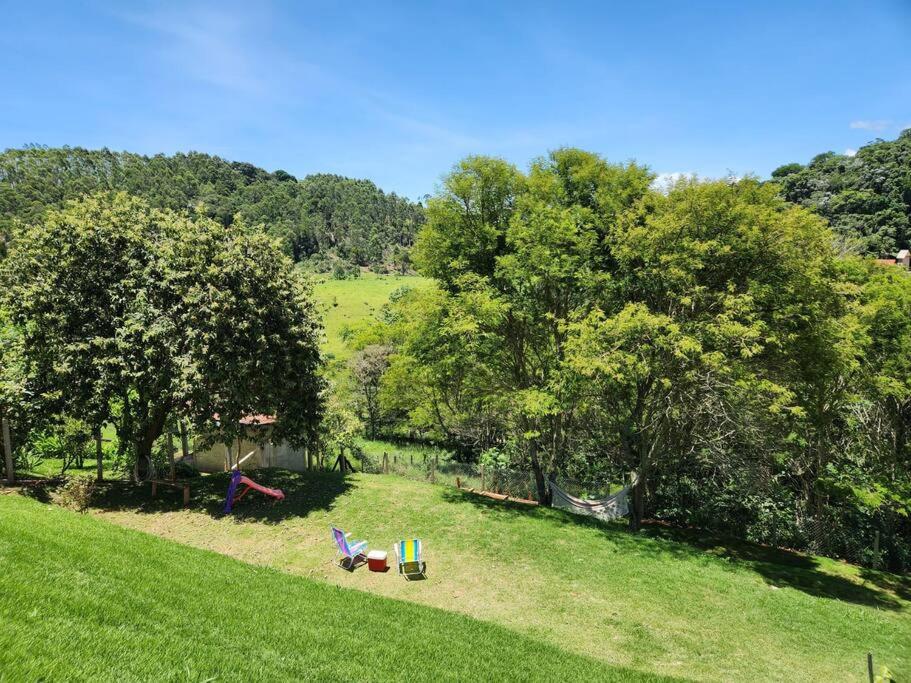 Casa Da Floresta Cercada com Piscina