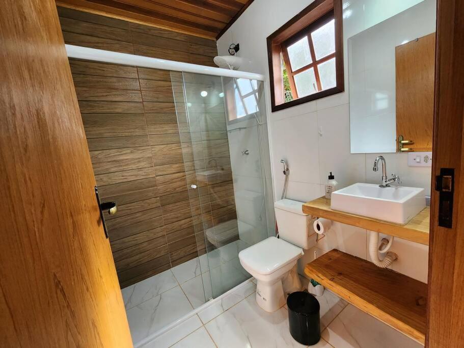 Casa Da Floresta Cercada com Piscina