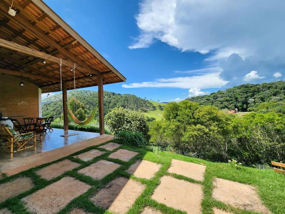 Casa Da Floresta Cercada com Piscina