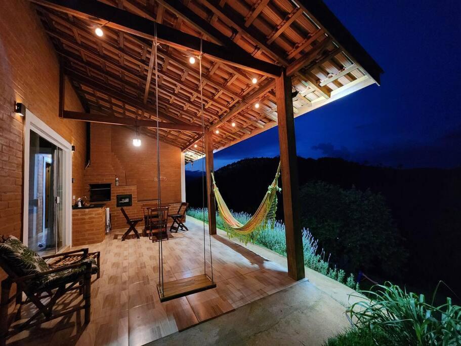 Casa Da Floresta Cercada com Piscina