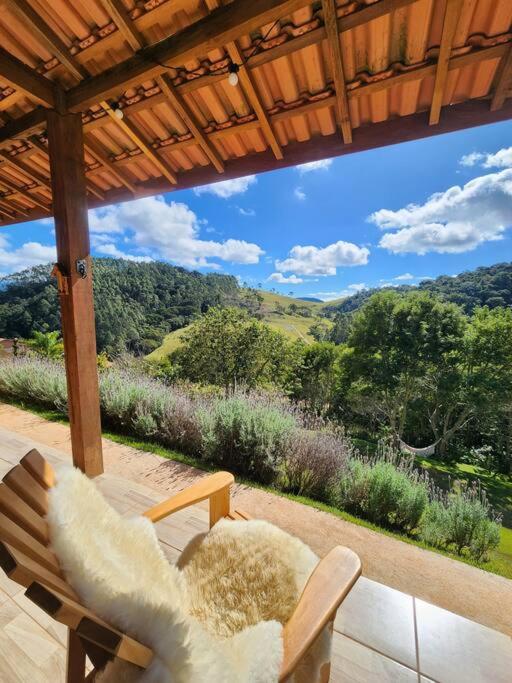 Casa Da Floresta Cercada com Piscina