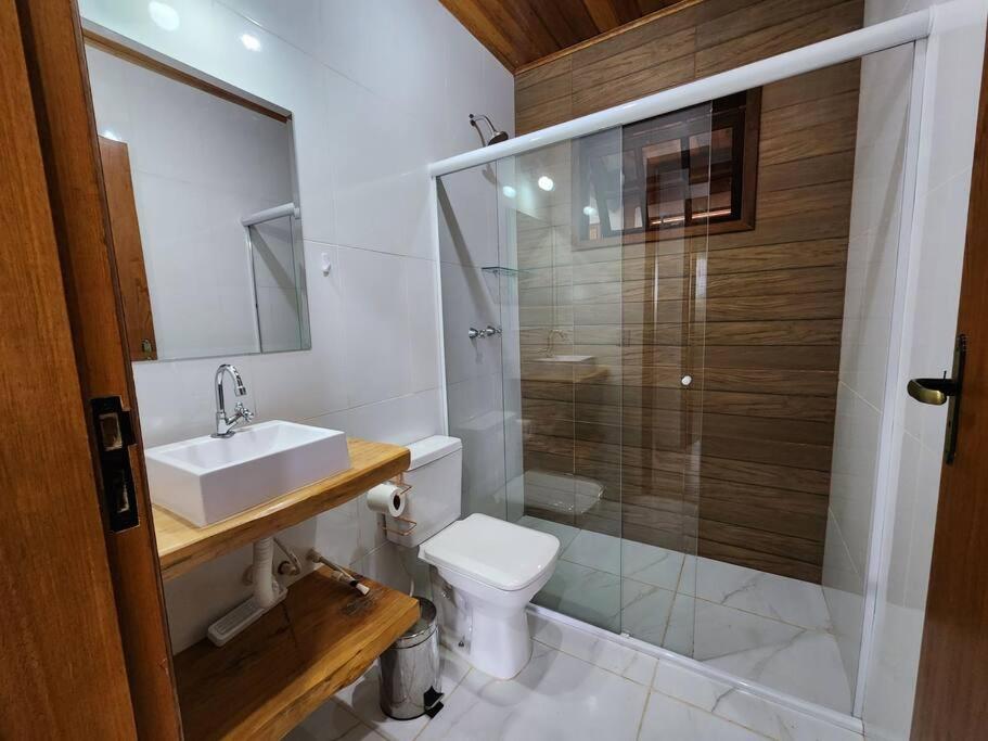 Casa Da Floresta Cercada com Piscina