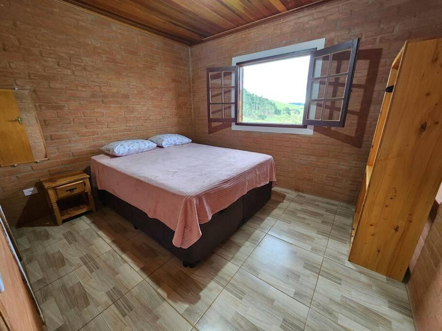 Casa Da Floresta Cercada com Piscina