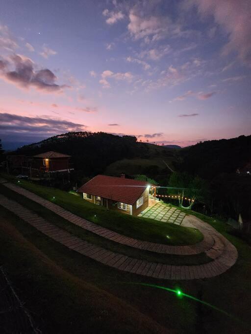 Casa Da Floresta Cercada com Piscina
