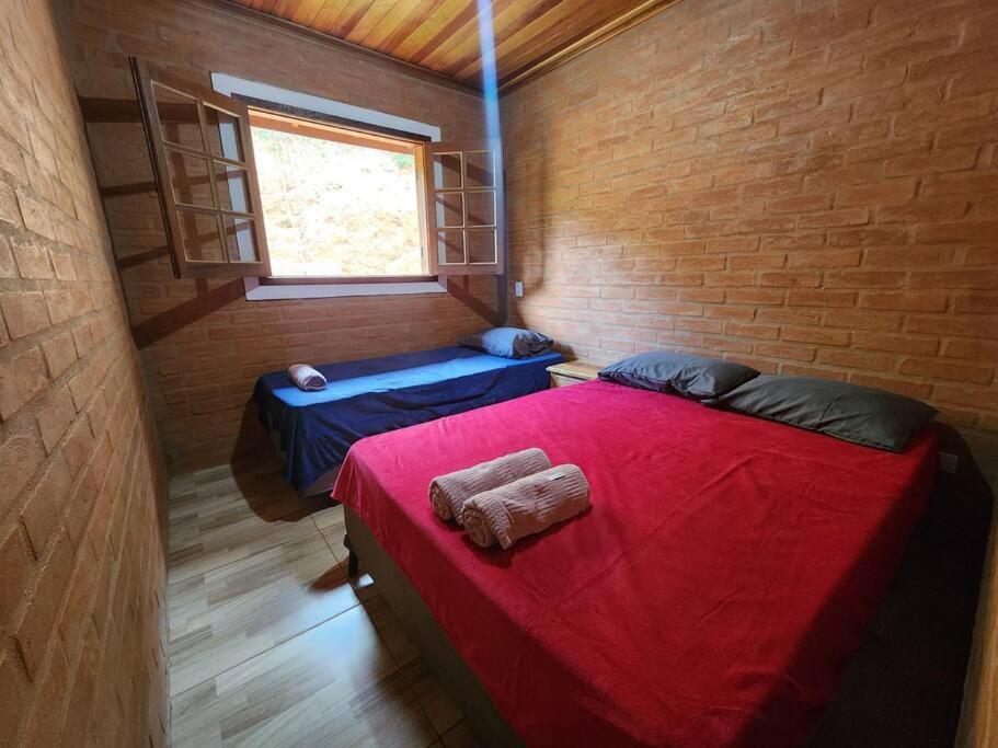 Casa Da Floresta Cercada com Piscina