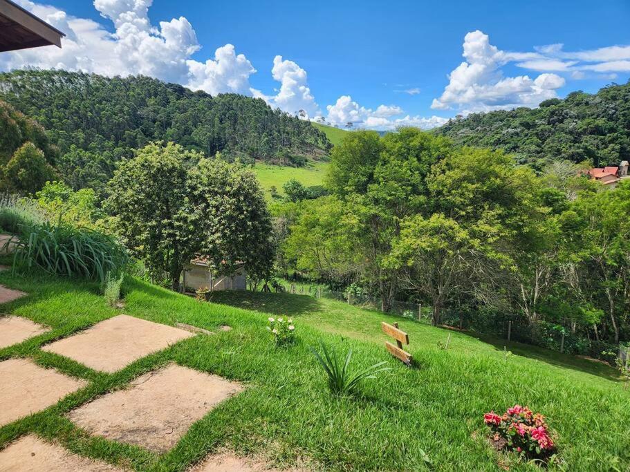 Casa Da Floresta Cercada com Piscina