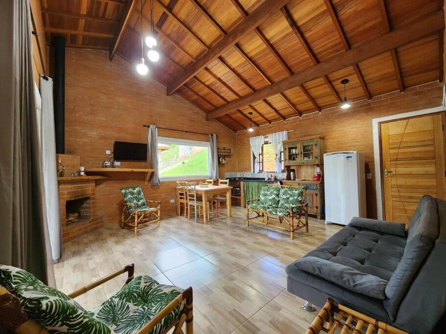 Casa Da Floresta Cercada com Piscina