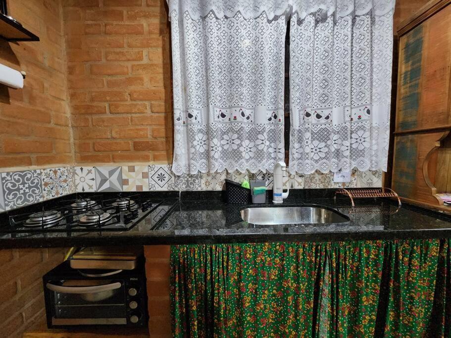 Casa Da Floresta Cercada com Piscina