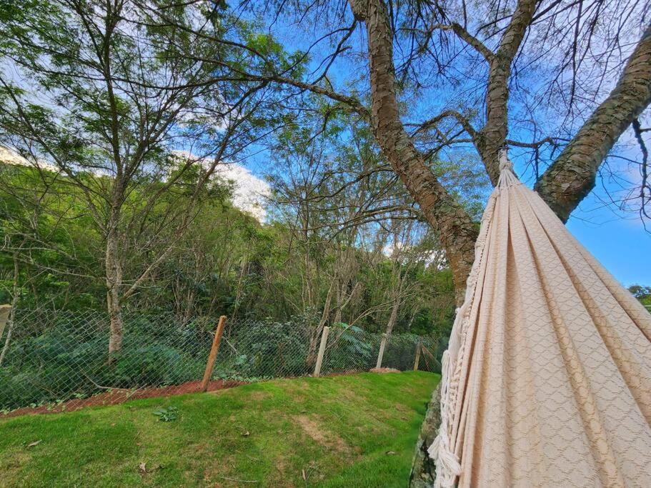 Casa Da Floresta Cercada com Piscina