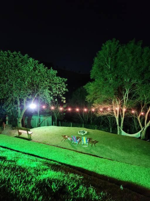 Casa Da Floresta Cercada com Piscina