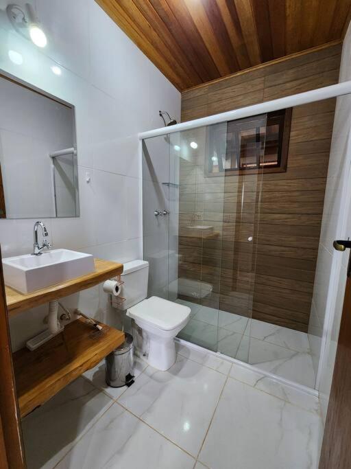 Casa Da Floresta Cercada com Piscina