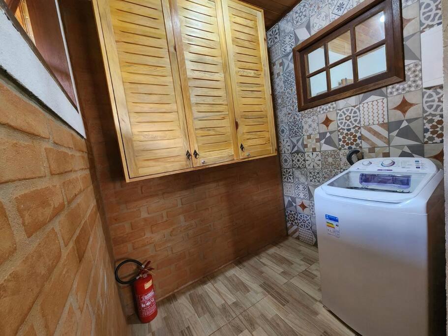 Casa Da Floresta Cercada com Piscina