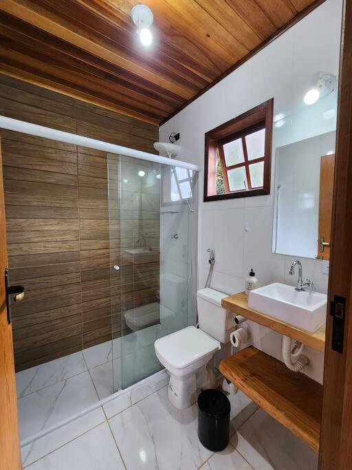 Casa Da Floresta Cercada com Piscina