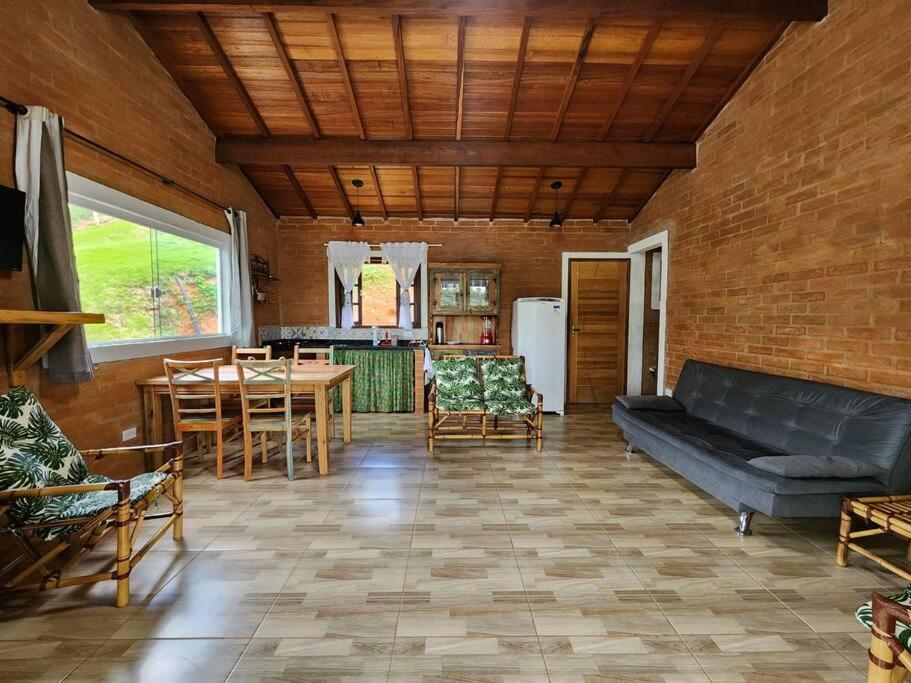 Casa Da Floresta Cercada com Piscina