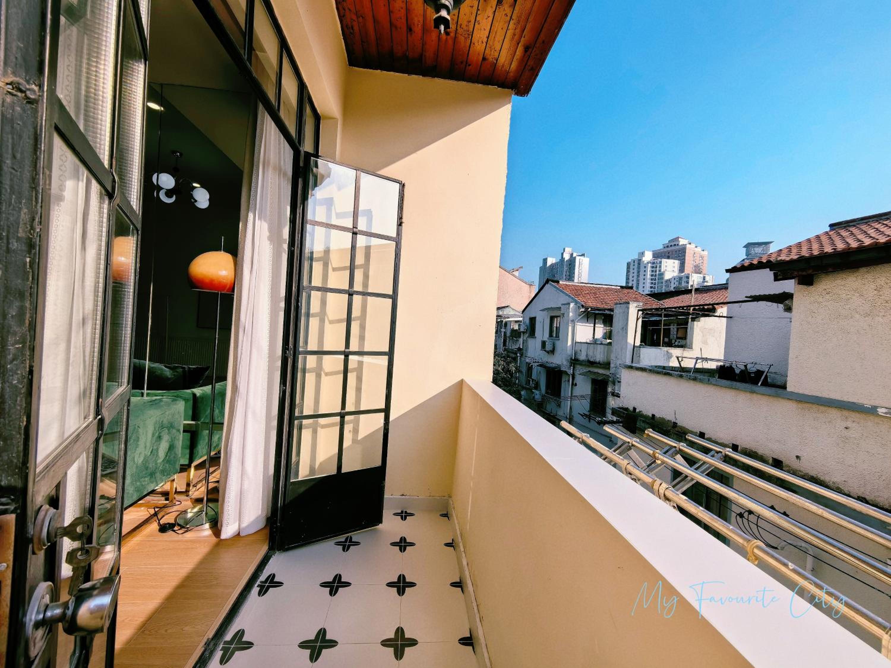 Shanghai Hills & Zinn Sunshine BnB with Balcony Near Metro Line1 Changshu rd