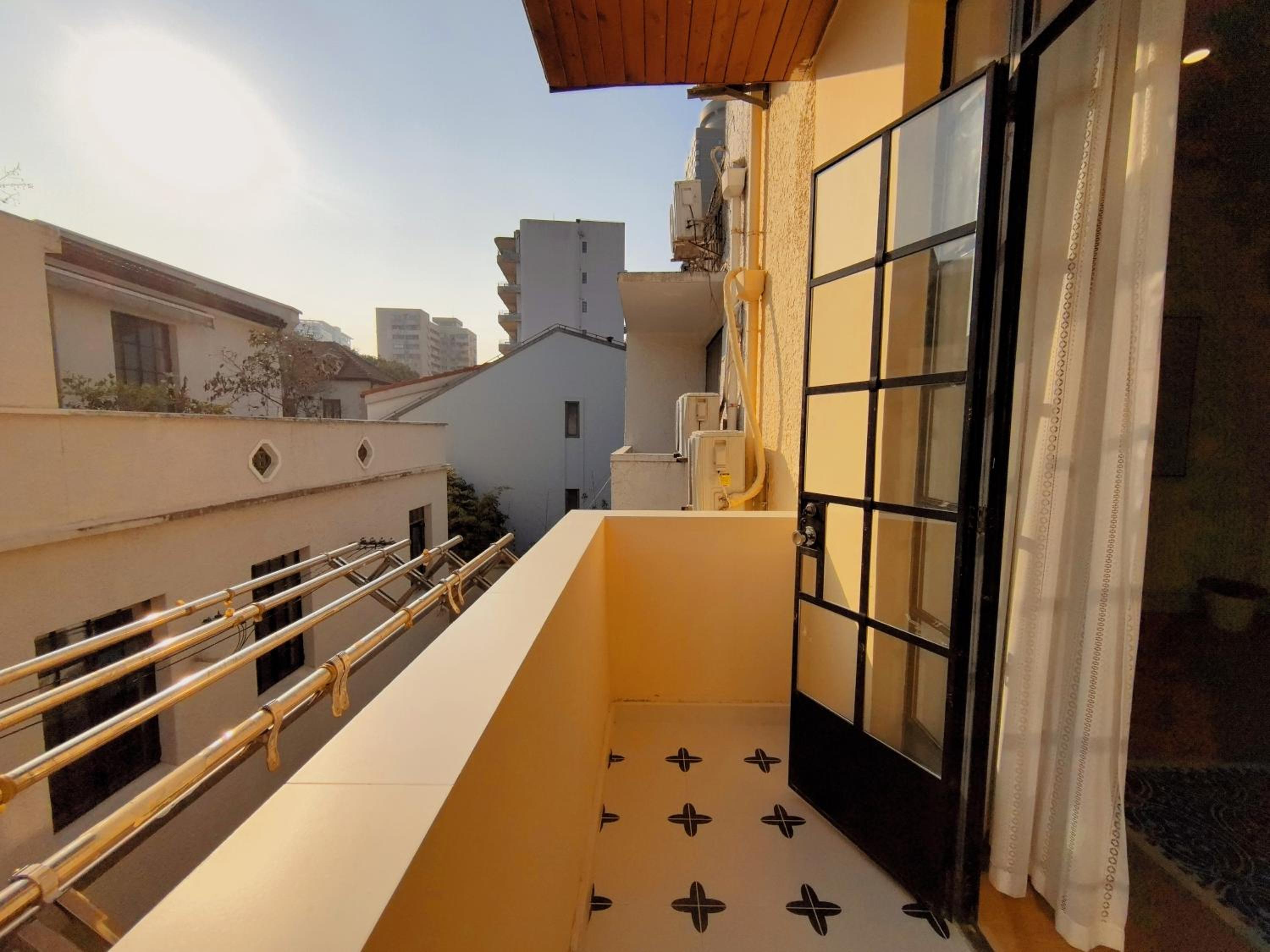 Shanghai Hills & Zinn Sunshine BnB with Balcony Near Metro Line1 Changshu rd