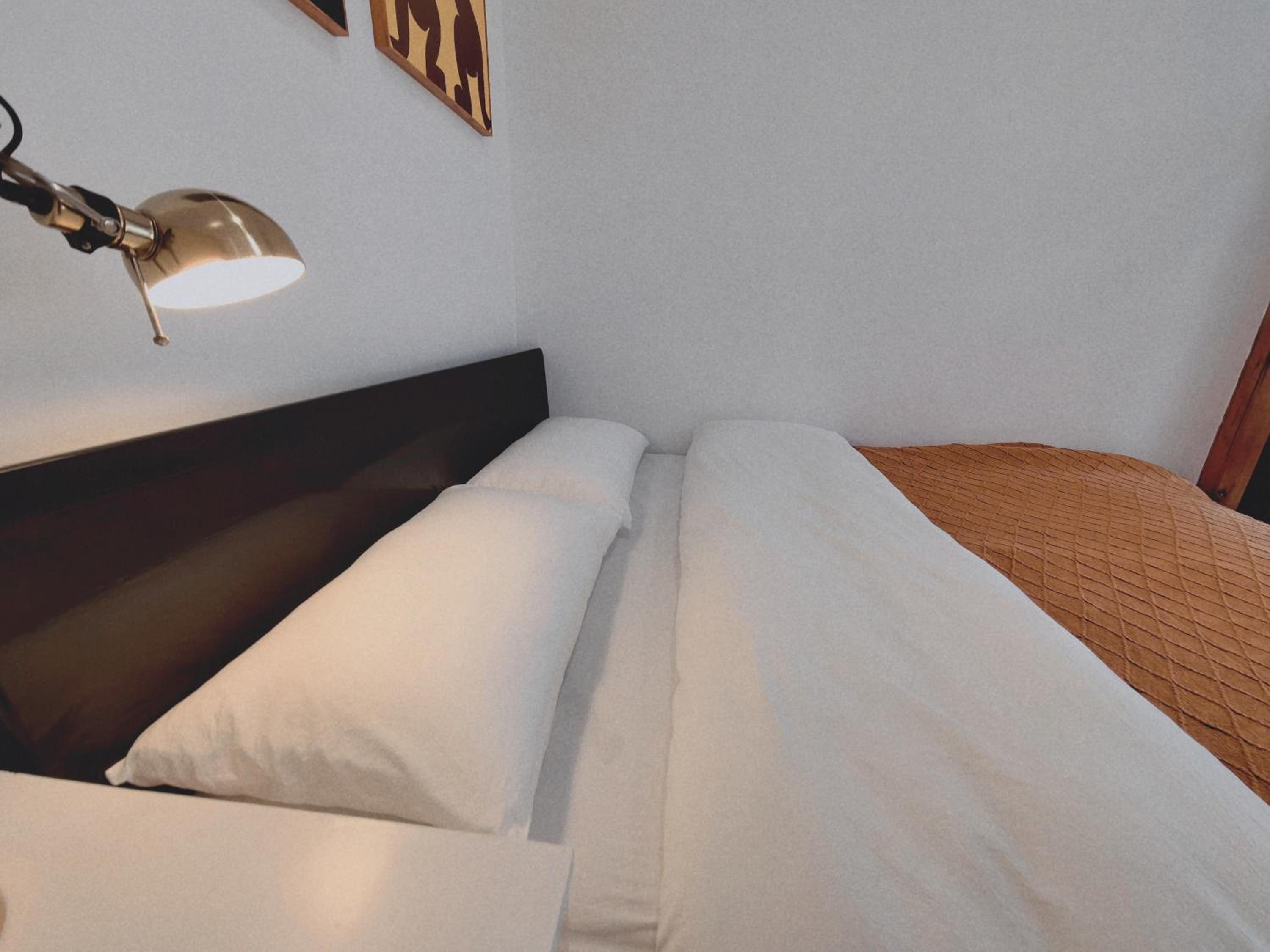Shanghai Hills & Zinn Sunshine BnB with Balcony Near Metro Line1 Changshu rd