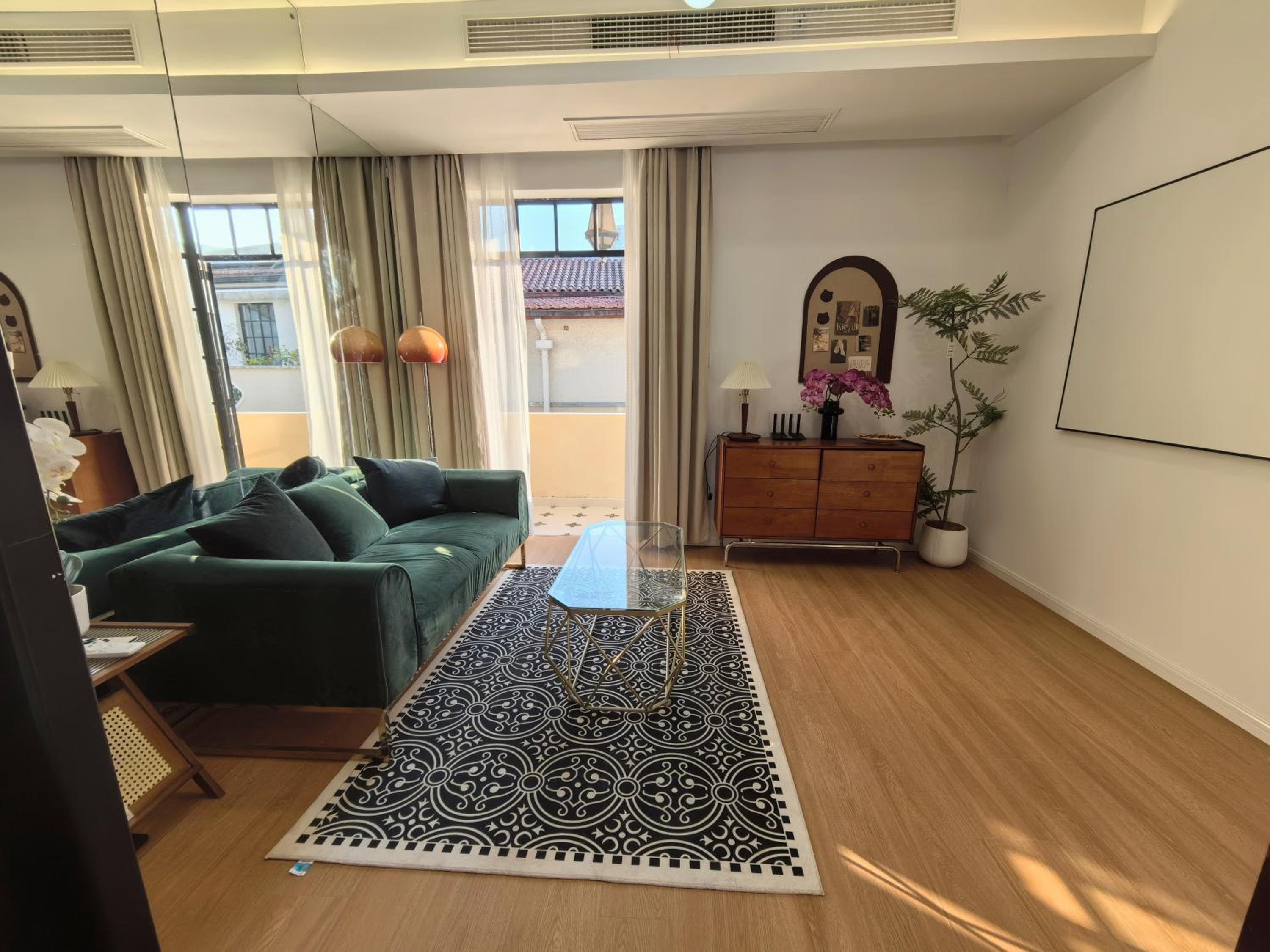 Shanghai Hills & Zinn Sunshine BnB with Balcony Near Metro Line1 Changshu rd