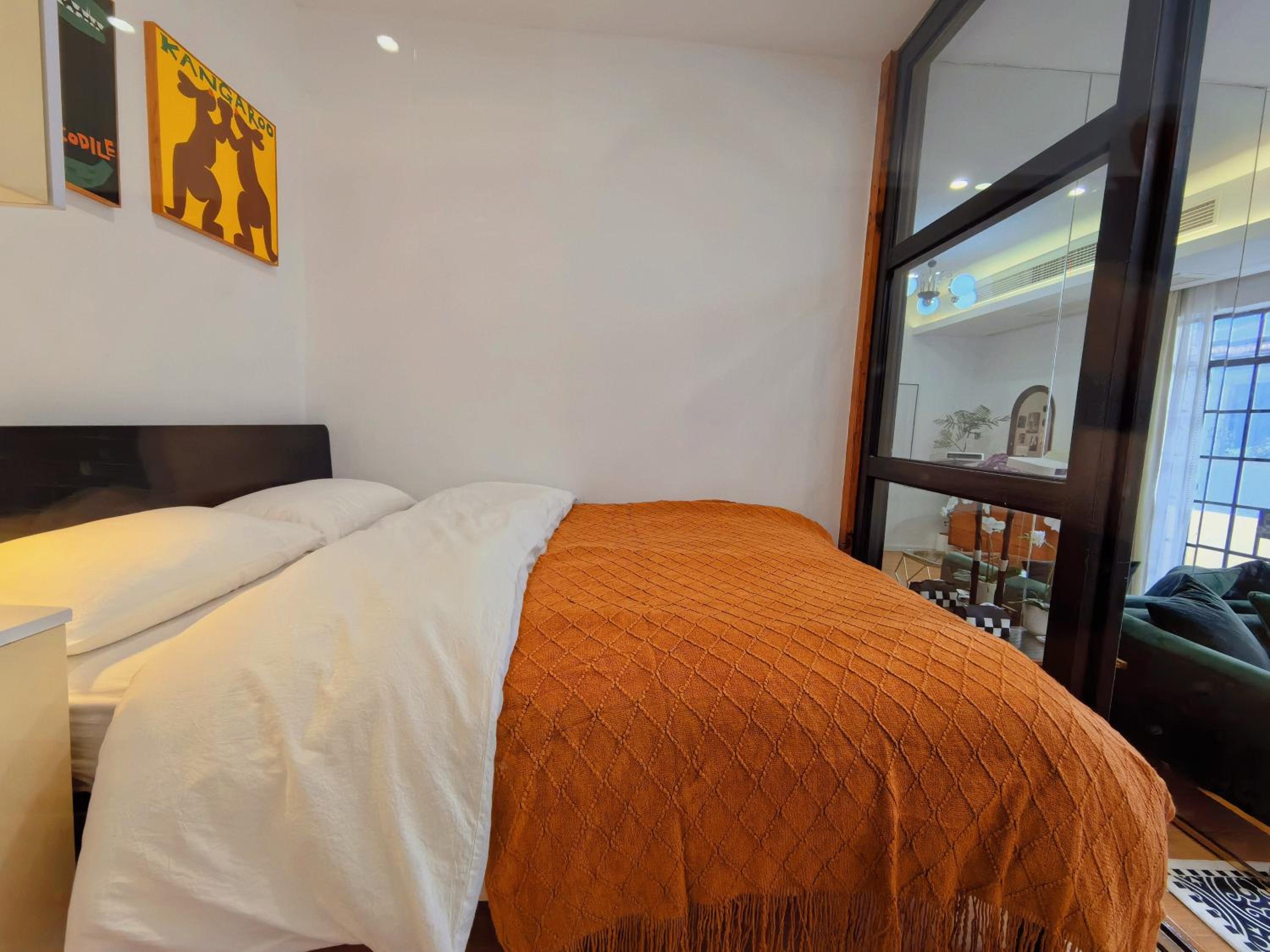 Shanghai Hills & Zinn Sunshine BnB with Balcony Near Metro Line1 Changshu rd