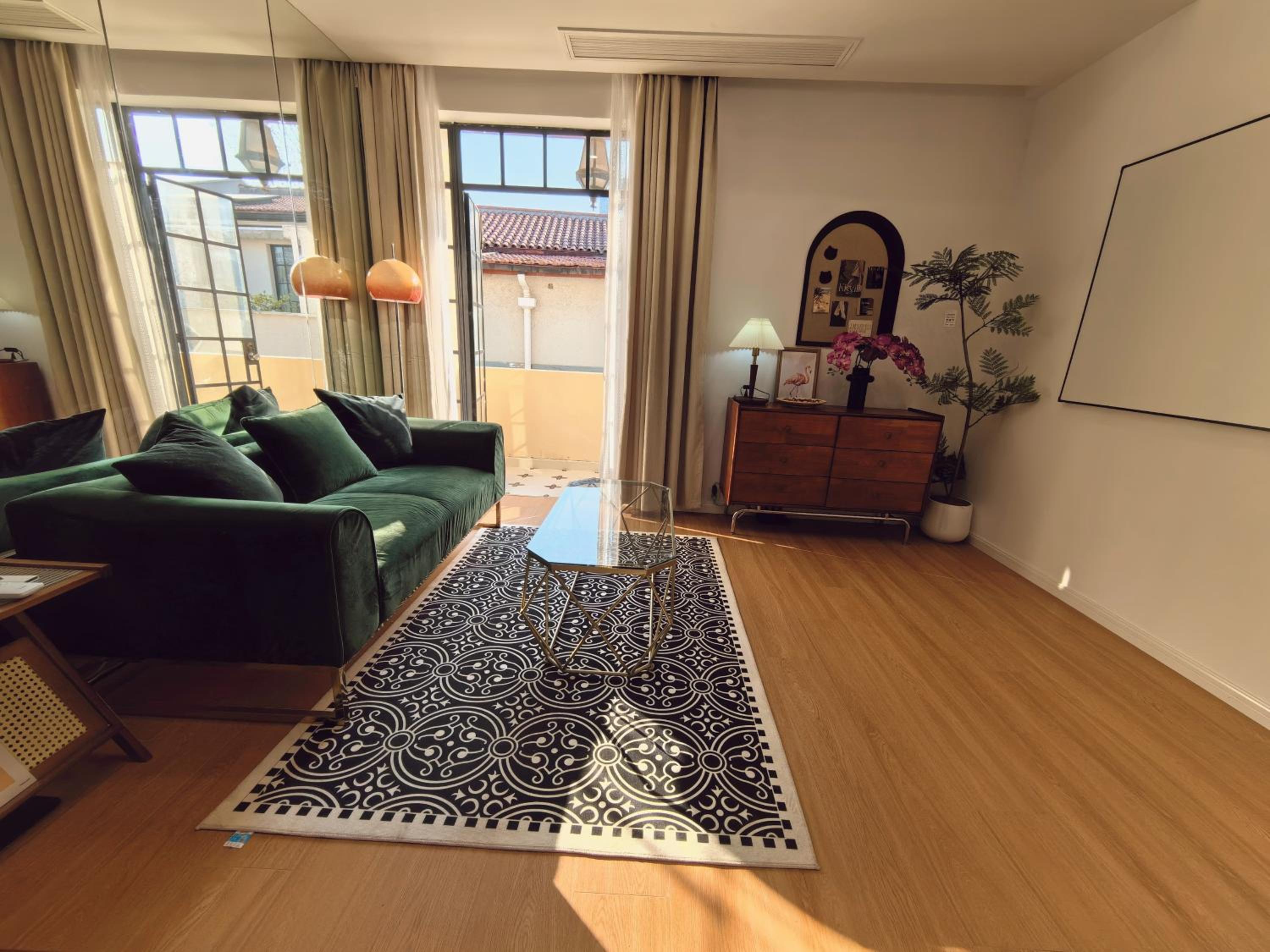 Shanghai Hills & Zinn Sunshine BnB with Balcony Near Metro Line1 Changshu rd