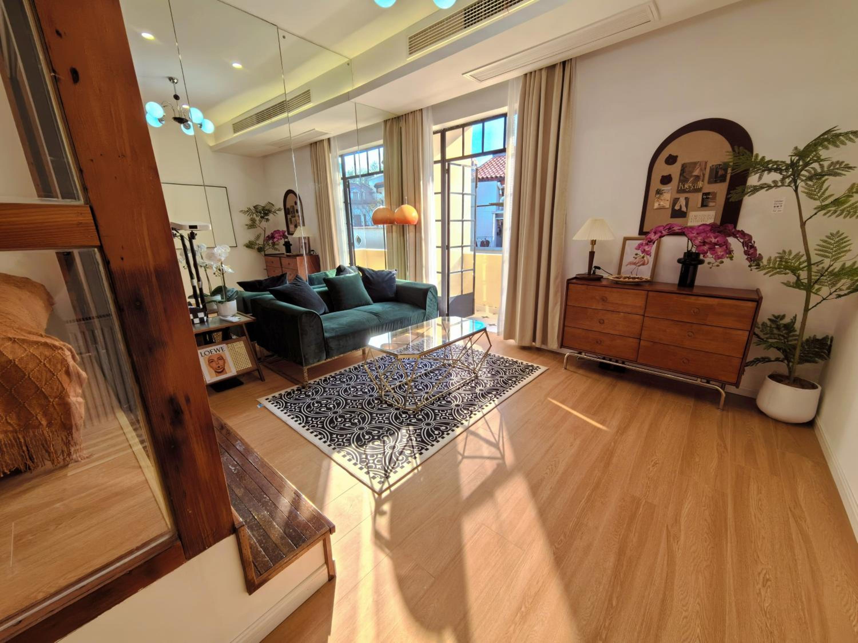 Shanghai Hills & Zinn Sunshine BnB with Balcony Near Metro Line1 Changshu rd