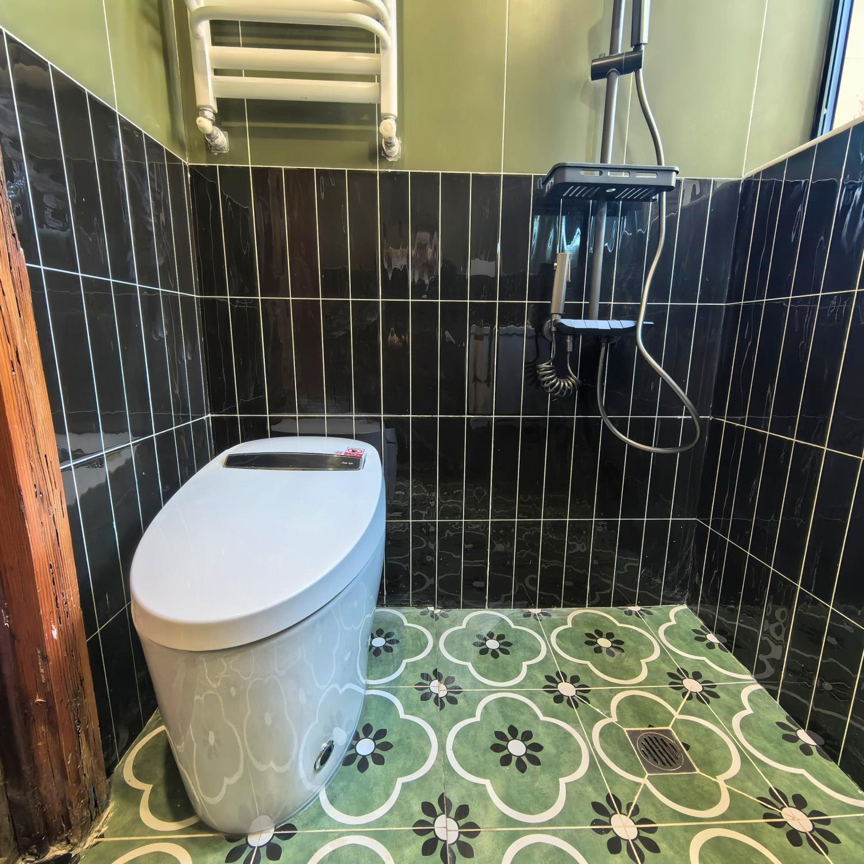 Shanghai Hills & Zinn Sunshine BnB with Balcony Near Metro Line1 Changshu rd