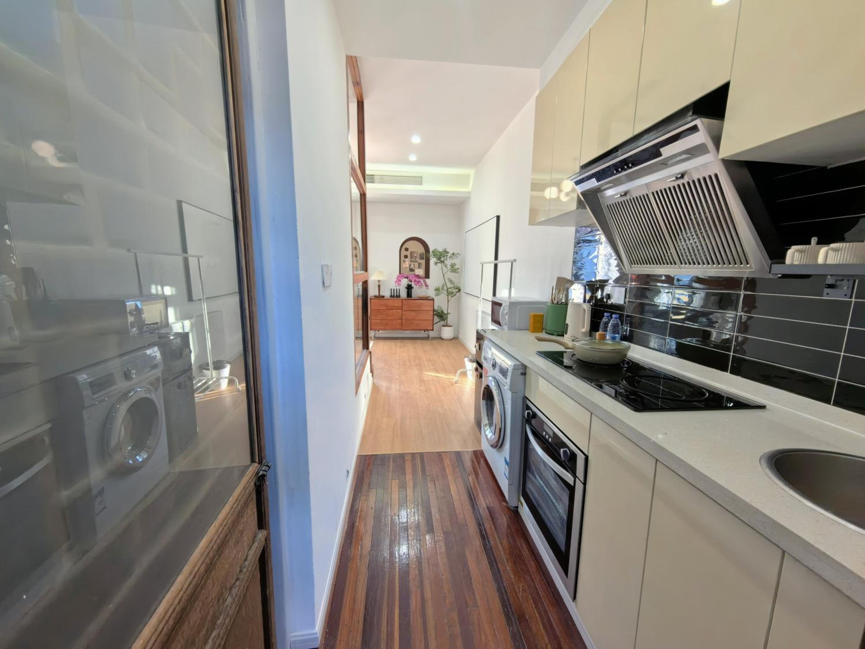 Shanghai Hills & Zinn Sunshine BnB with Balcony Near Metro Line1 Changshu rd