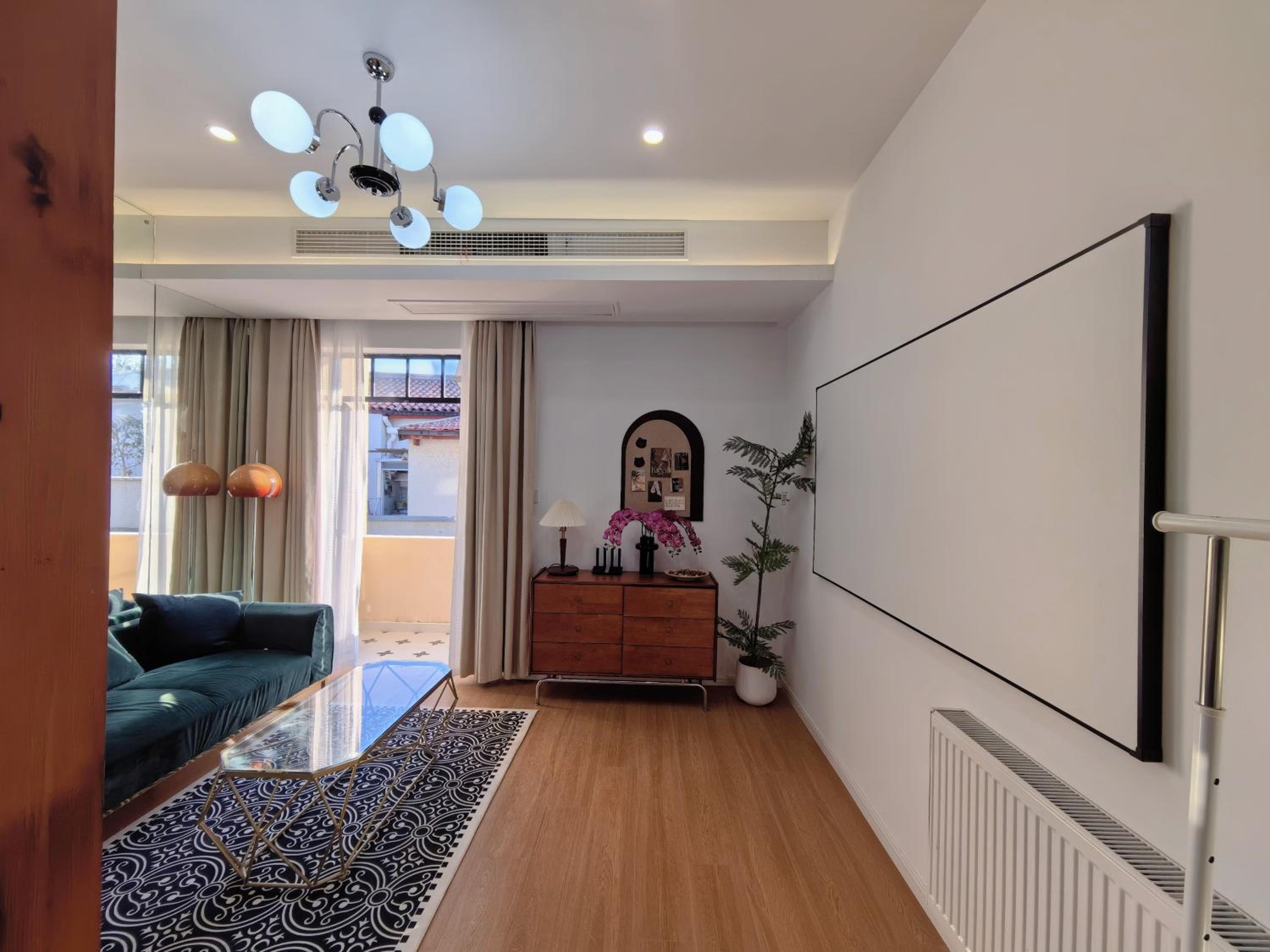 Shanghai Hills & Zinn Sunshine BnB with Balcony Near Metro Line1 Changshu rd