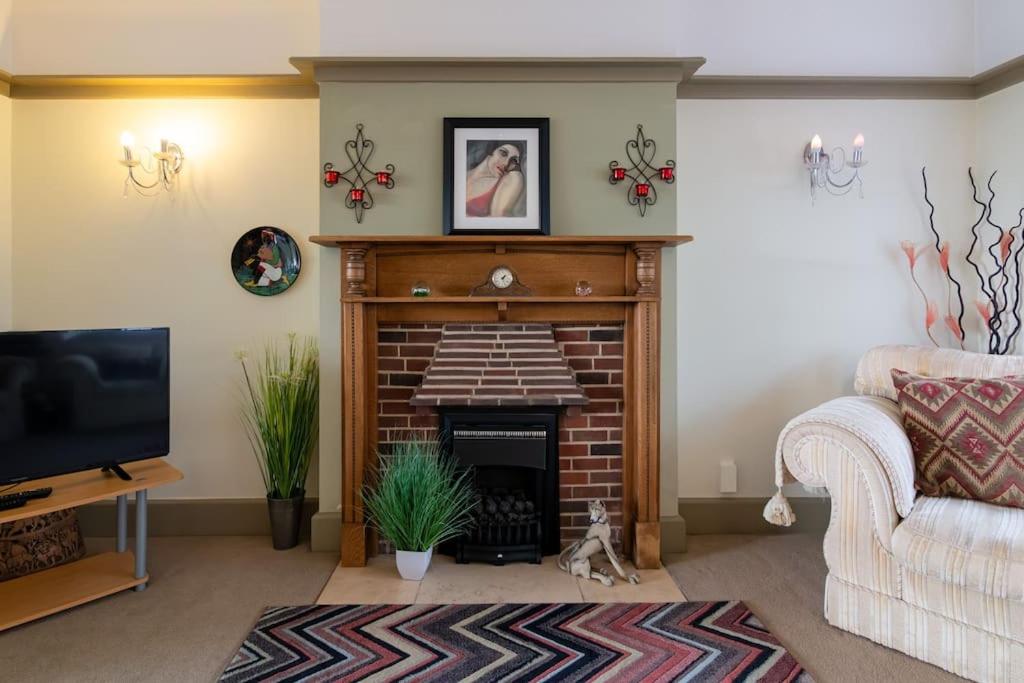 Large 4 Bed House with Games Room and Parking in Leicester